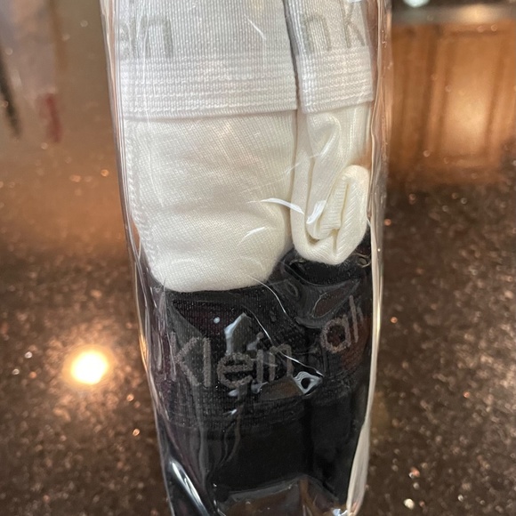 2-PACK CALVIN KLEIN LARGE, 1 WHITE, 1 BLACK 100% COTTON Classic Fit BOXER BRIEFS - Picture 2 of 3